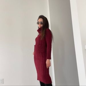 Turtle neck knitted dress jn burgundy. Its in great condition, almost not worn.